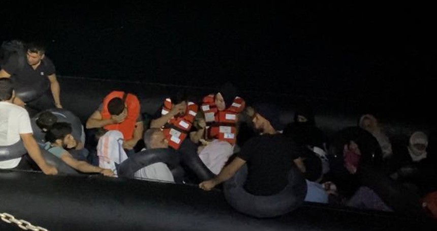 İzmir açıklarında 77 düzensiz göçmen ve 1 şüpheli yakalandı