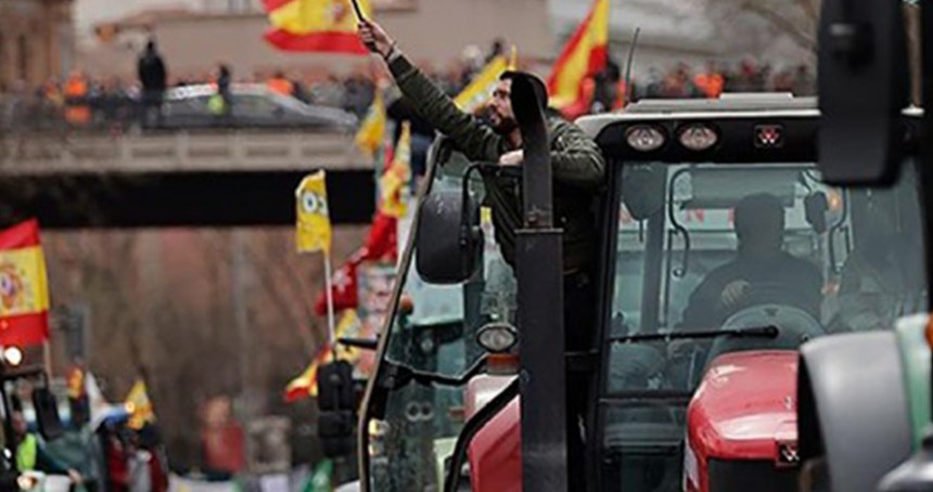 İspanya'da çiftçiler, traktörleriyle eylem yaptı