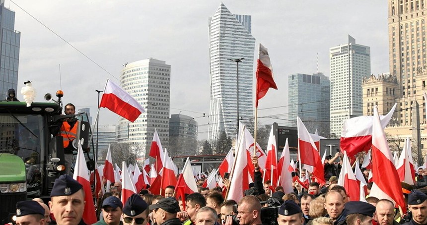 Polonya'da binlerce çiftçi sokaklara döküldü