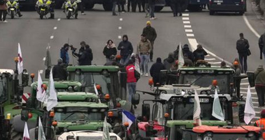 Fransa'da yapılan protestoda 66 çiftçi gözaltına alındı