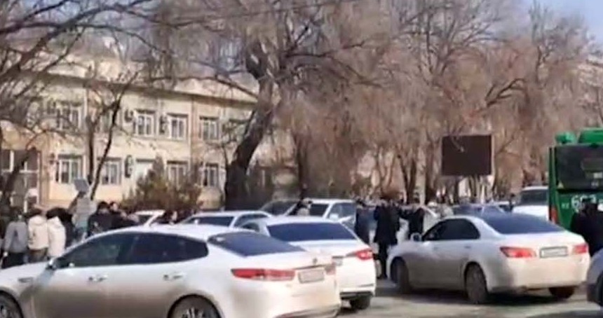 Kazakistan'da hissedilen deprem sonrası halk sokaklara döküldü