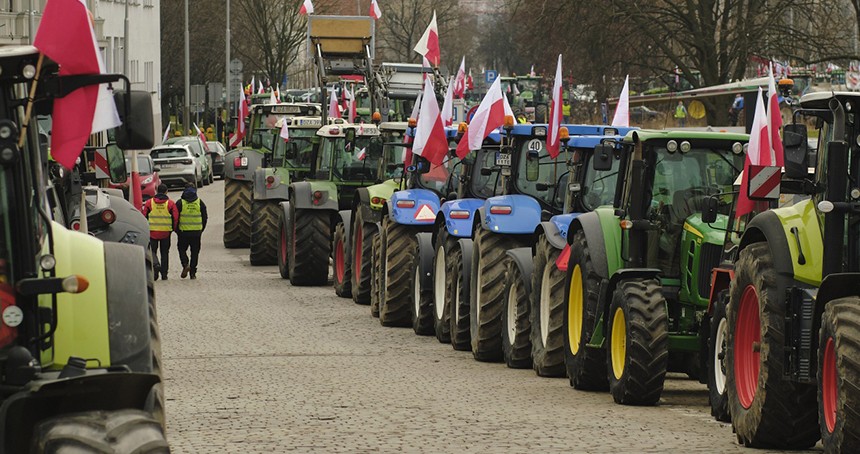 Polonya'da protesto düzenleyen çiftçiler polisle çatıştı