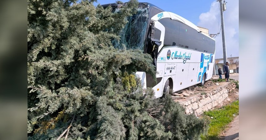 Mardin’de yolcu otobüsünün evin duvarına girdiği anlar güvenlik kamerasına yansıdı 