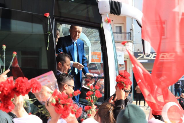 Cumhurbaşkanı Erdoğan'ın verdiği rakam kalabalığı coşturdu "Buralar uçacak uçacak"