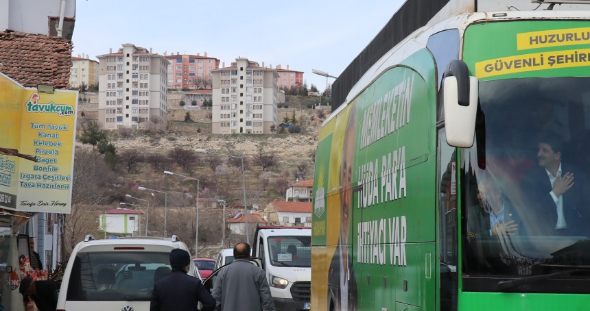 HÜDA PAR Malatya Belediye Başkanı adayları seçim otobüsünden halkı selamladı