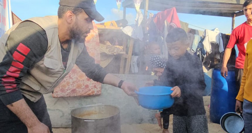 Yetimler Vakfı, Gazze'de her gün iftarlık sıcak yemek dağıtıyor