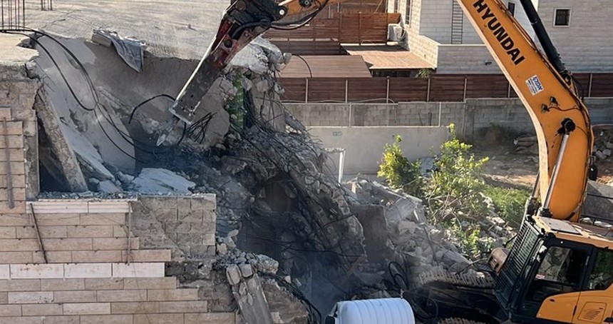 İşgalciler Filistinlilere ait 2 evi yıktı