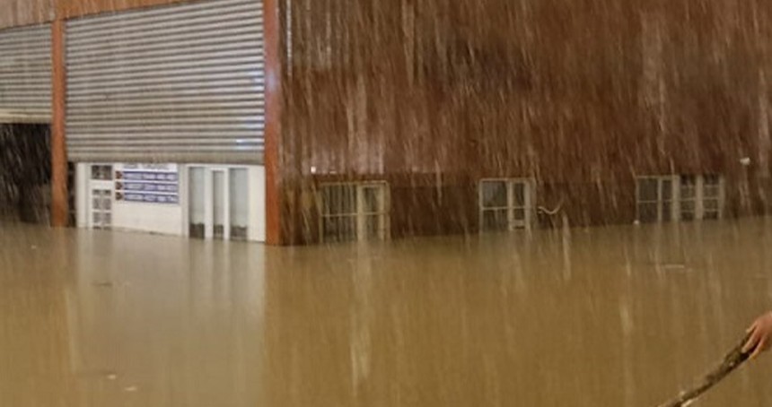 Van’da iş yeri ve otopark sular altında kaldı, mülk sahipleri belediyeye sitem etti