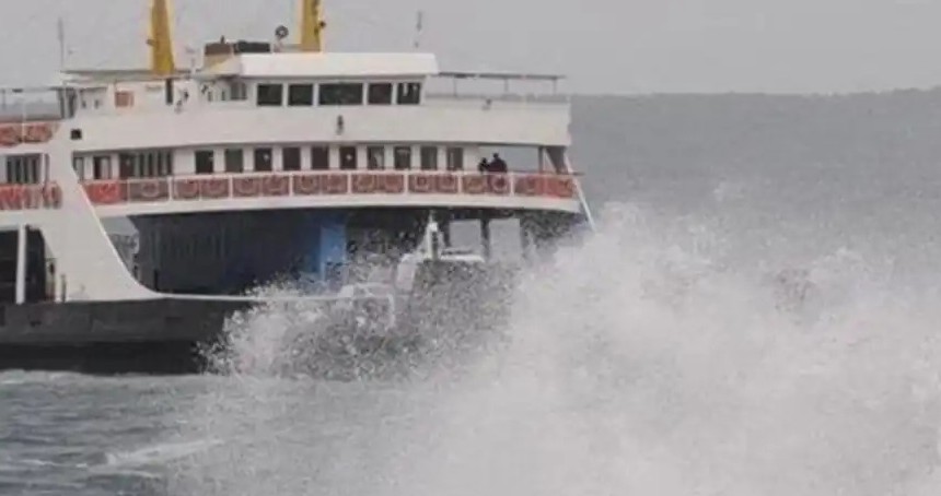 Çanakkale'de feribot seferlerine fırtına engeli 
