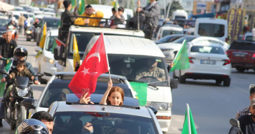 HÜDA PAR Adana konvoyuna vatandaşlardan yoğun katılım