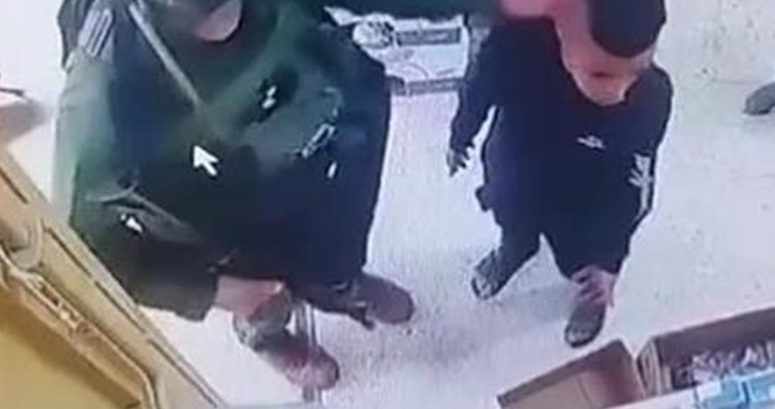 İşgal askeri, tüfek baskılı tişört giydiği için Filistinli çocuğu darp etti
