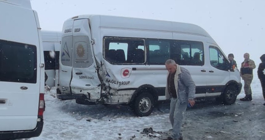 Bitlis'te yoğun kar yağışı nedeniyle zincirleme kaza