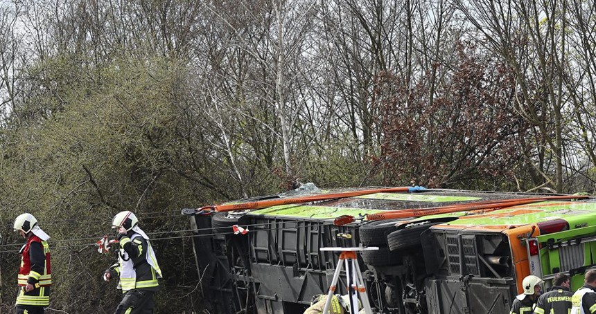 Almanya’da yolcu otobüsü kaza yaptı: 5 ölü 