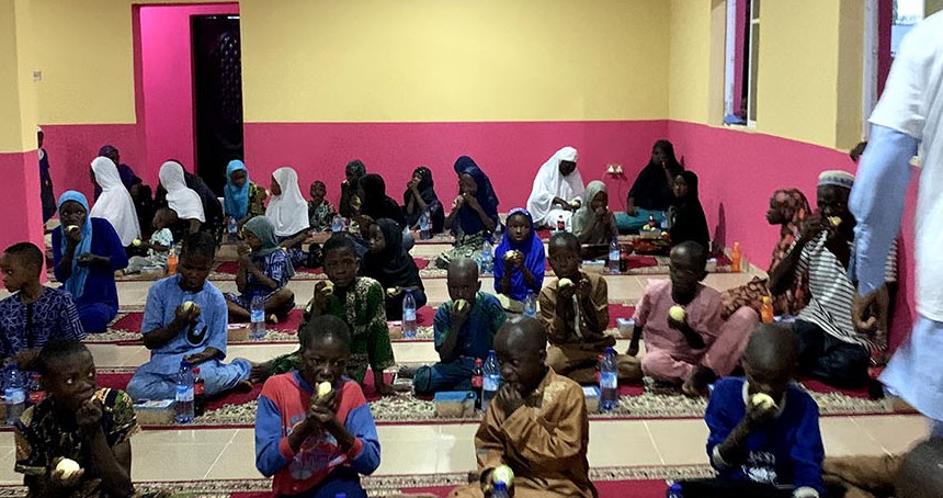 Yetimler Vakfı Nijerya'da medrese öğrencilerine iftar yemeği verdi