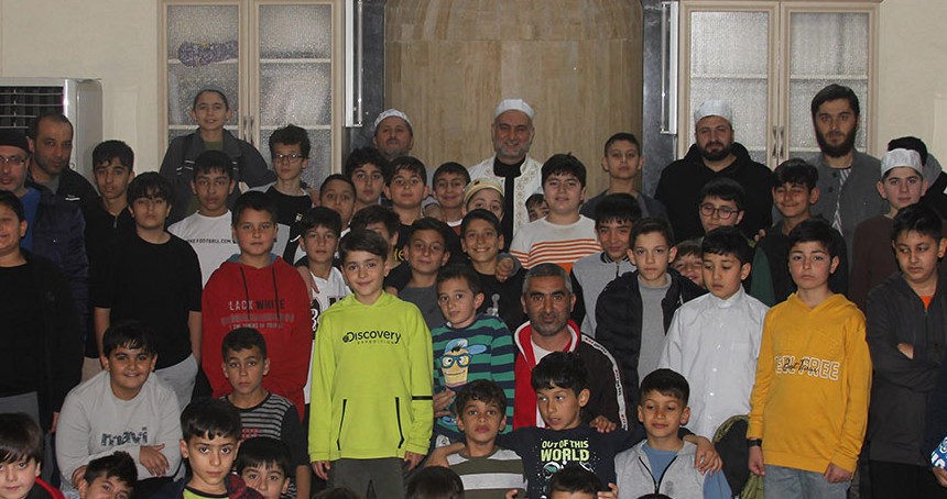 Teravih namazına  gelen çocuklara yönelik iftar programı düzenlendi
