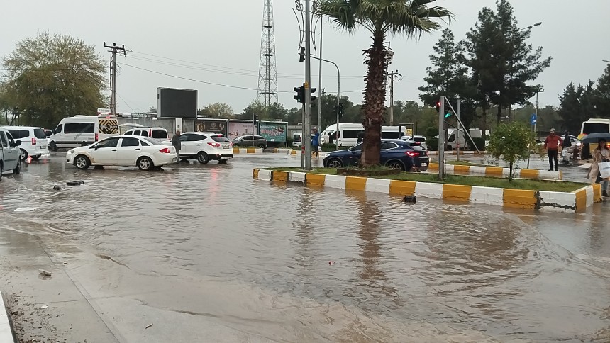 Mardin'de sağanak; cadde ve sokaklar suyla doldu