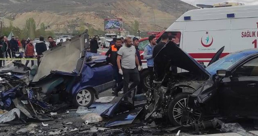 Malatya'da 2 otomobil çarpıştı: 3 kişi hayatını kaybetti, 5 yaralı