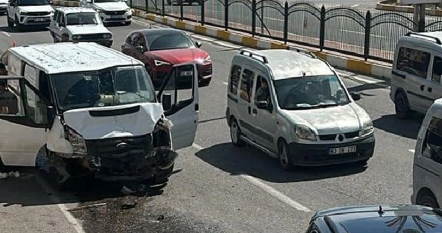 Şanlıurfa'da minibüs ile otomobil çarpıştı, 7 yaralı