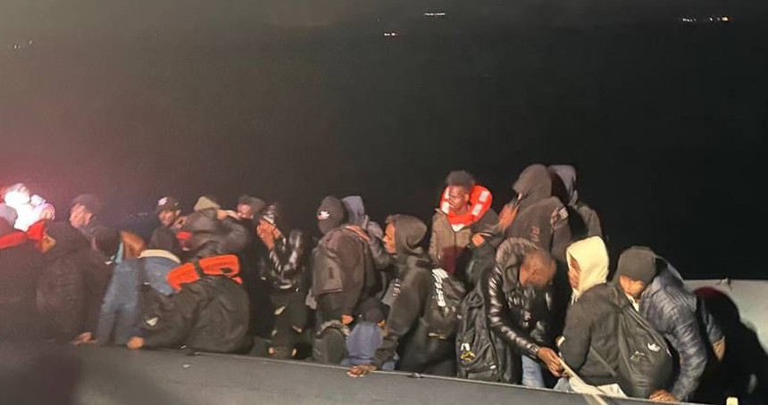 Balıkesir açıklarında 56 düzensiz göçmen yakalandı