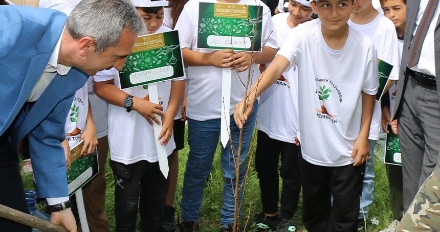 Adana'da "Okulda Çiftlik" projesiyle öğrenciler fidan dikti