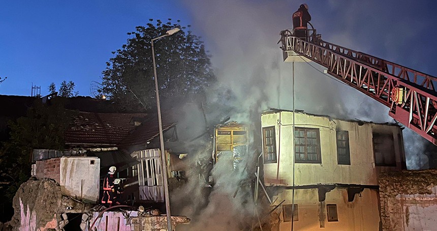 Malatya'da 2 katlı evde yangın