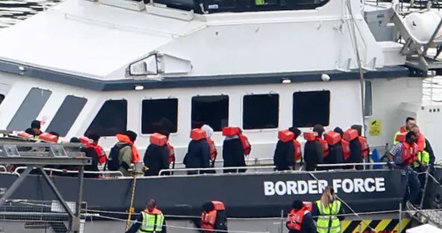 Manş Denizi’ni geçmeye çalışan teknede 5 göçme öldü 