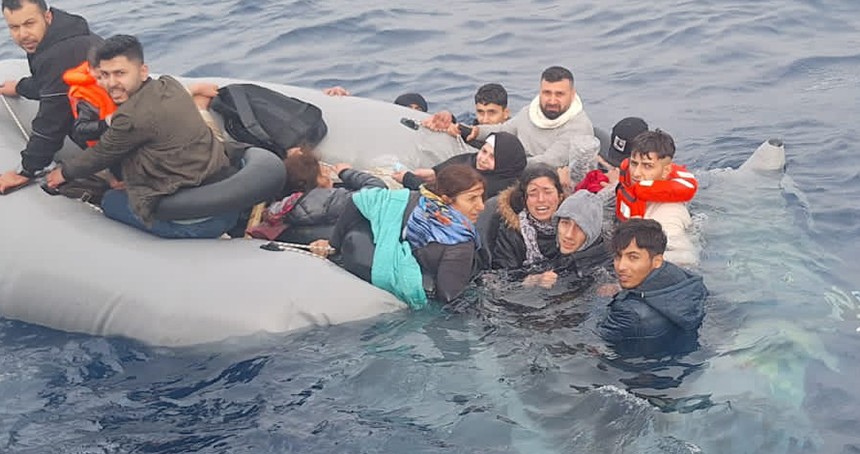 Denizde kaybolan düzensiz göçmen aranıyor