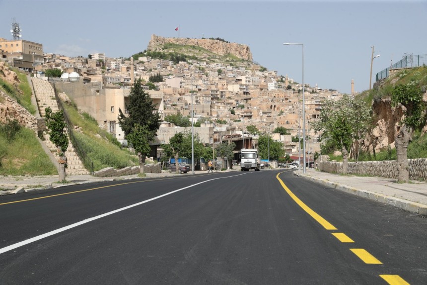 Yeniyol'da önce asfalt sonra çizgi boyası çekildi