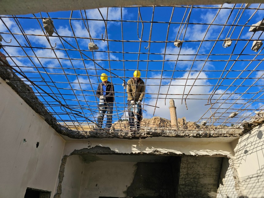 Betonarme yapılar yıkılıyor