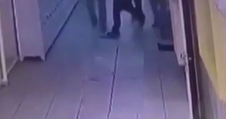Okul koridorunda öğretmene yumrukla saldıran öğrenci velisi gözaltına alındı