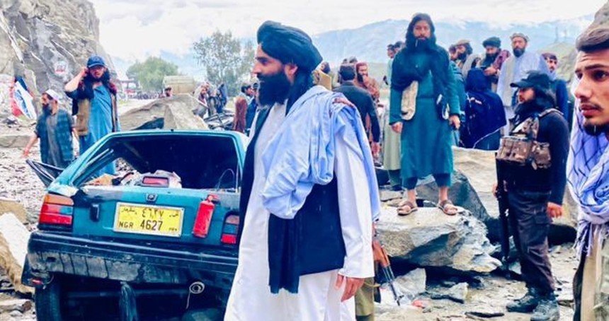 Afganistan'da kayalar yola yuvarlandı: 4 ölü
