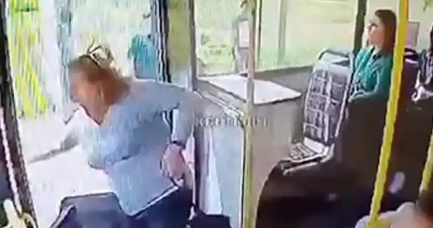Adana'da kapısı açık seyreden otobüsten düşen kadın hayatını kaybetti