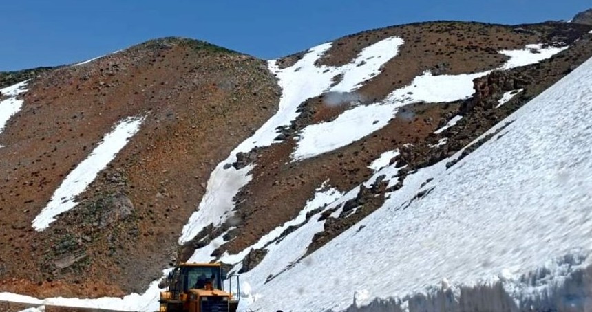 Siirt'te köy yoluna düşen kar ve taş kütleleri temizlendi
