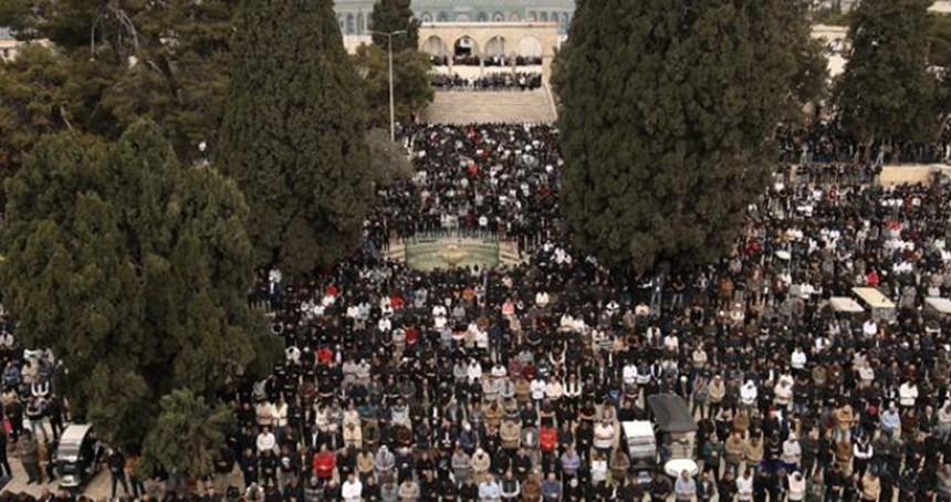İşgal kısıtlamasına rağmen on binlerce Müslüman Kudüs'te cuma namazı kıldı