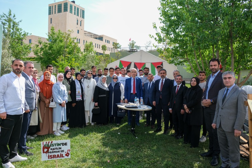 YÖK Üyesi Kampüste Öğrencilerin Filistin İçin Özgürlük Çadırını ziyaret etti