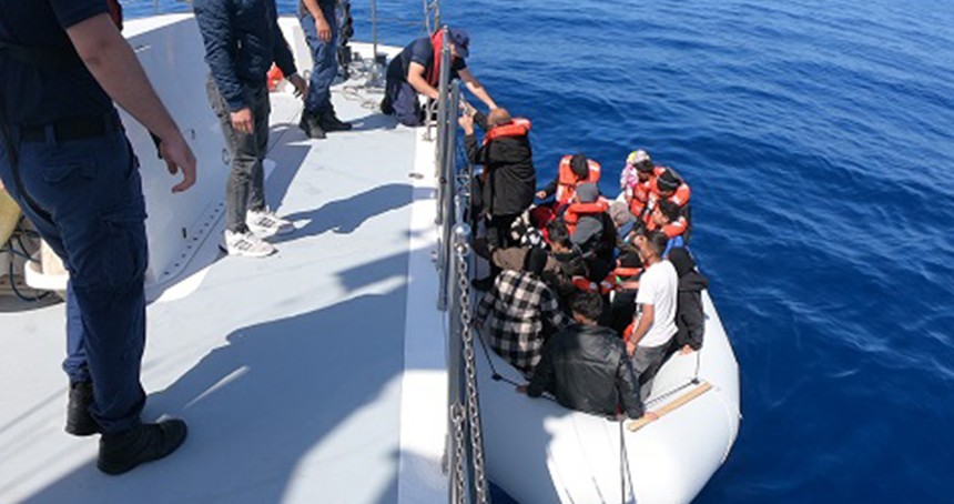 Yunanistan'ın geri ittiği düzensiz göçmenler karaya çıkarıldı