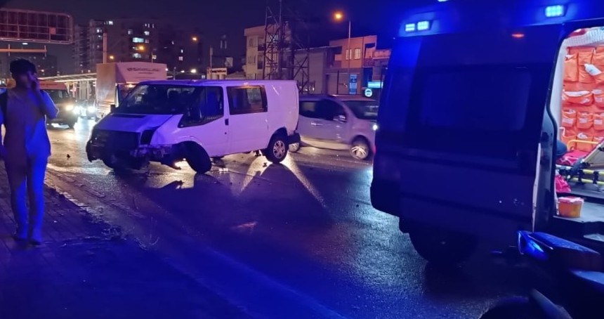 Kontrolden çıkan otomobil duvara çarparak durabildi
