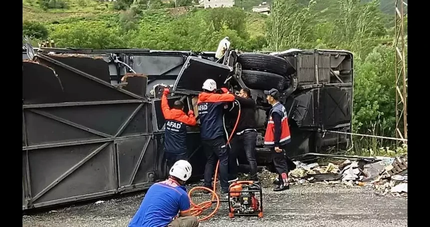 Bir feci kaza haberi daha! Yolcu otobüsü ile kamyon çarpıştı: Çok sayıda ölü ve yaralı var