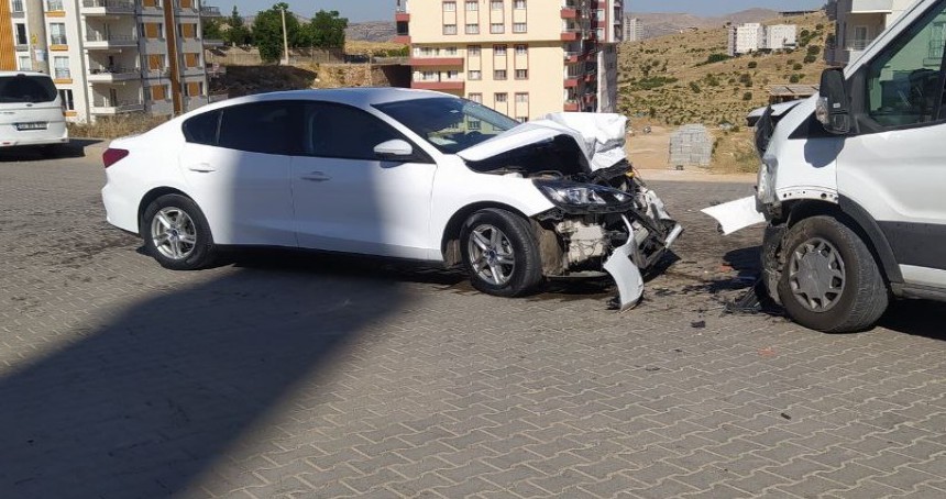 Mardin’de kamyonet ile otomobil çarpıştı: 3 yaralı