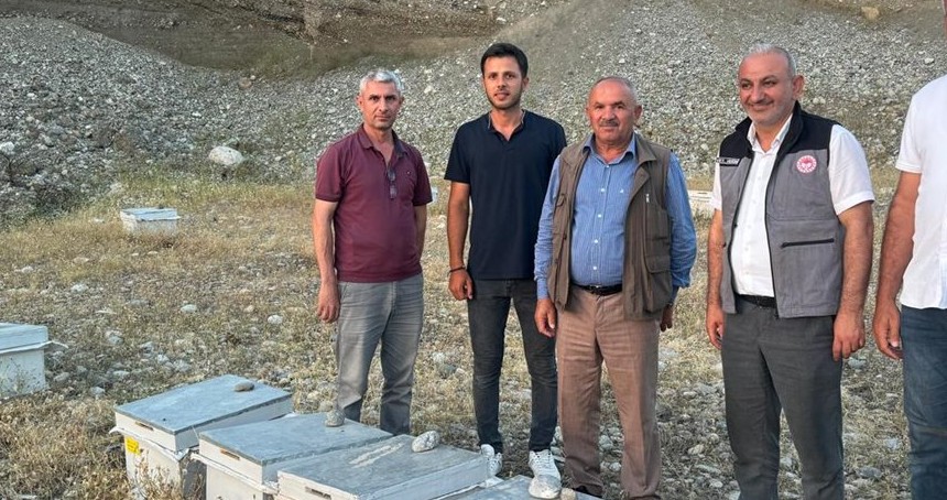 Siirt Valiliği, arıcılara 2 bin arılı kovan hibe etti