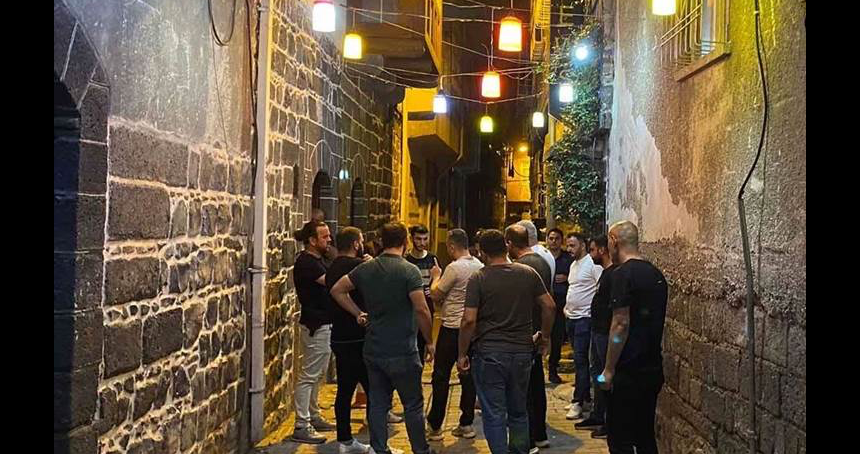İki kafeye bombalı ve silahlı saldırı
