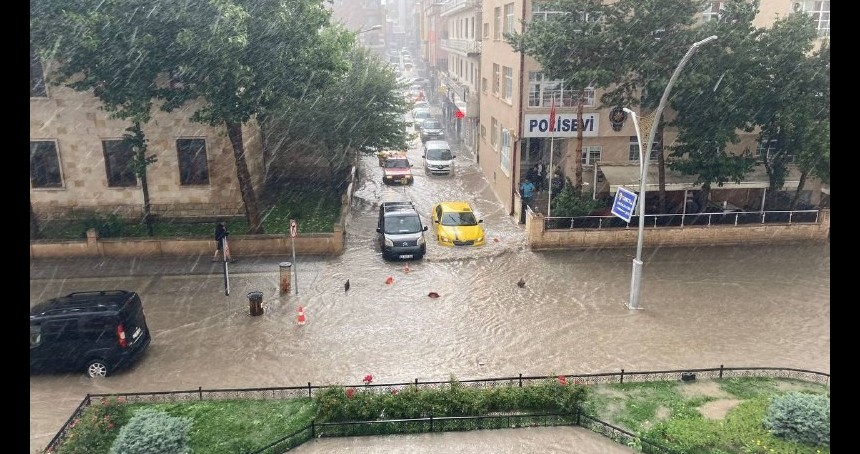Sel felaketi yaşandı. Cadde ve sokakları su bastı