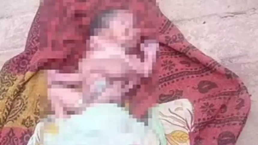 Görenler şaşkına uğradı. Dört kol, dört bacak ve iki yüzle doğdu.