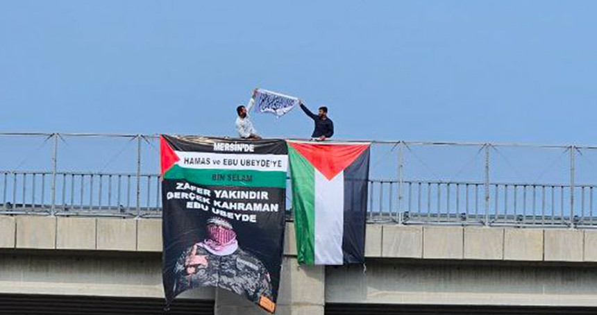 Mersin'de şehirlerarası otoyoldaki köprülere Filistin bayrağı ile Ebu Ubeyde posterleri asıldı