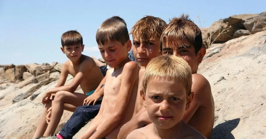 Van Gölü'nde serinlemek isteyen çocukların saçları sarıya dönüşüyor