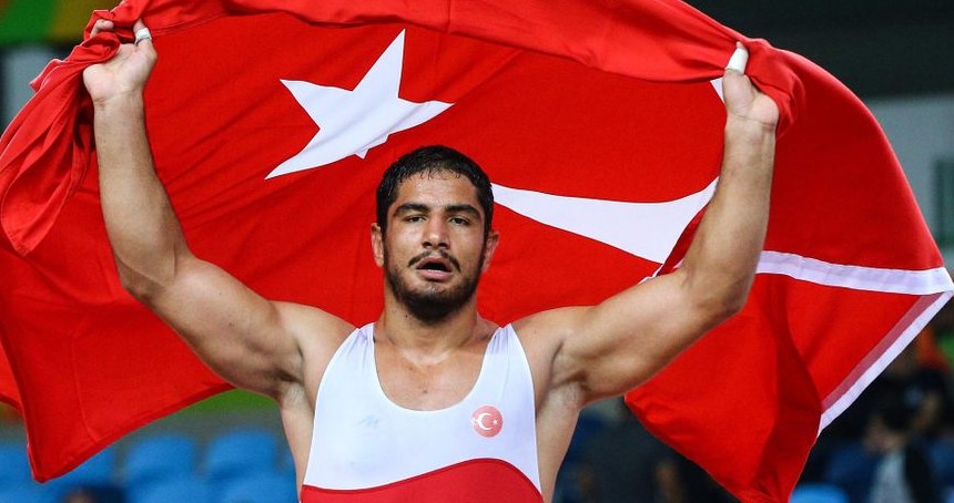 Kariyerine nokta koyan Milli Güreşçi Taha Akgül kimdir? Aslen nerelidir? Kaç madalyası var?