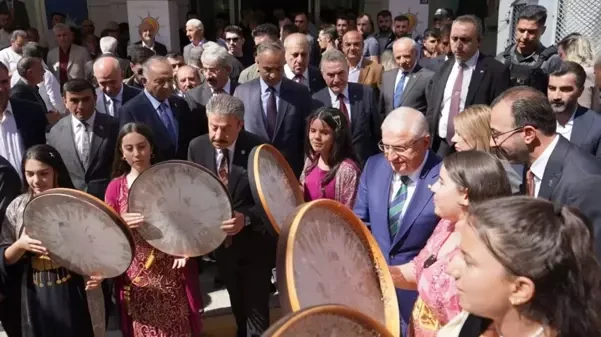 Bakan Güler, Şırnak'ta Kürtçe şarkılarla karşılandı