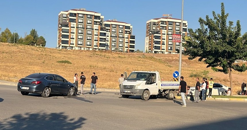 Batman'da otomobil ile kamyonet çarpıştı