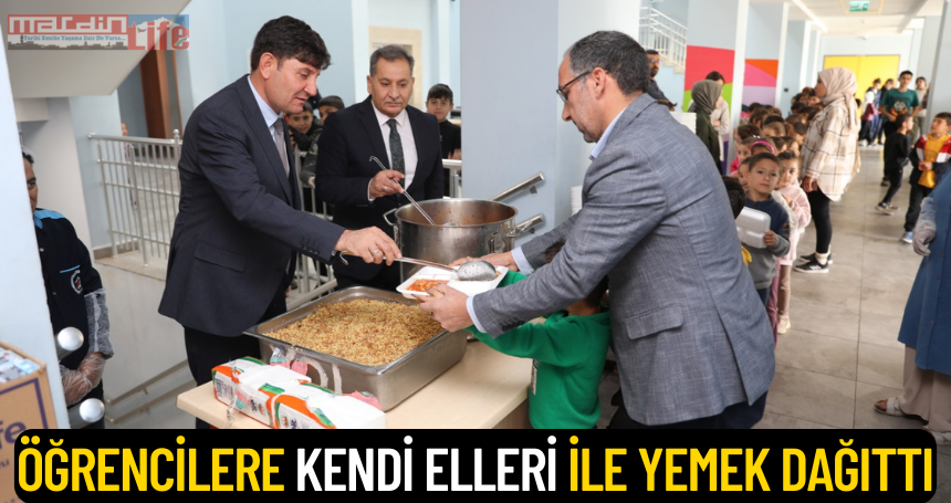 Öğrencilere kendi elleri ile yemek dağıttı