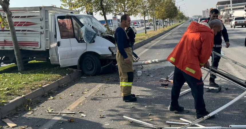 Kontrolden çıkan kamyonet elektrik direğine çarptı